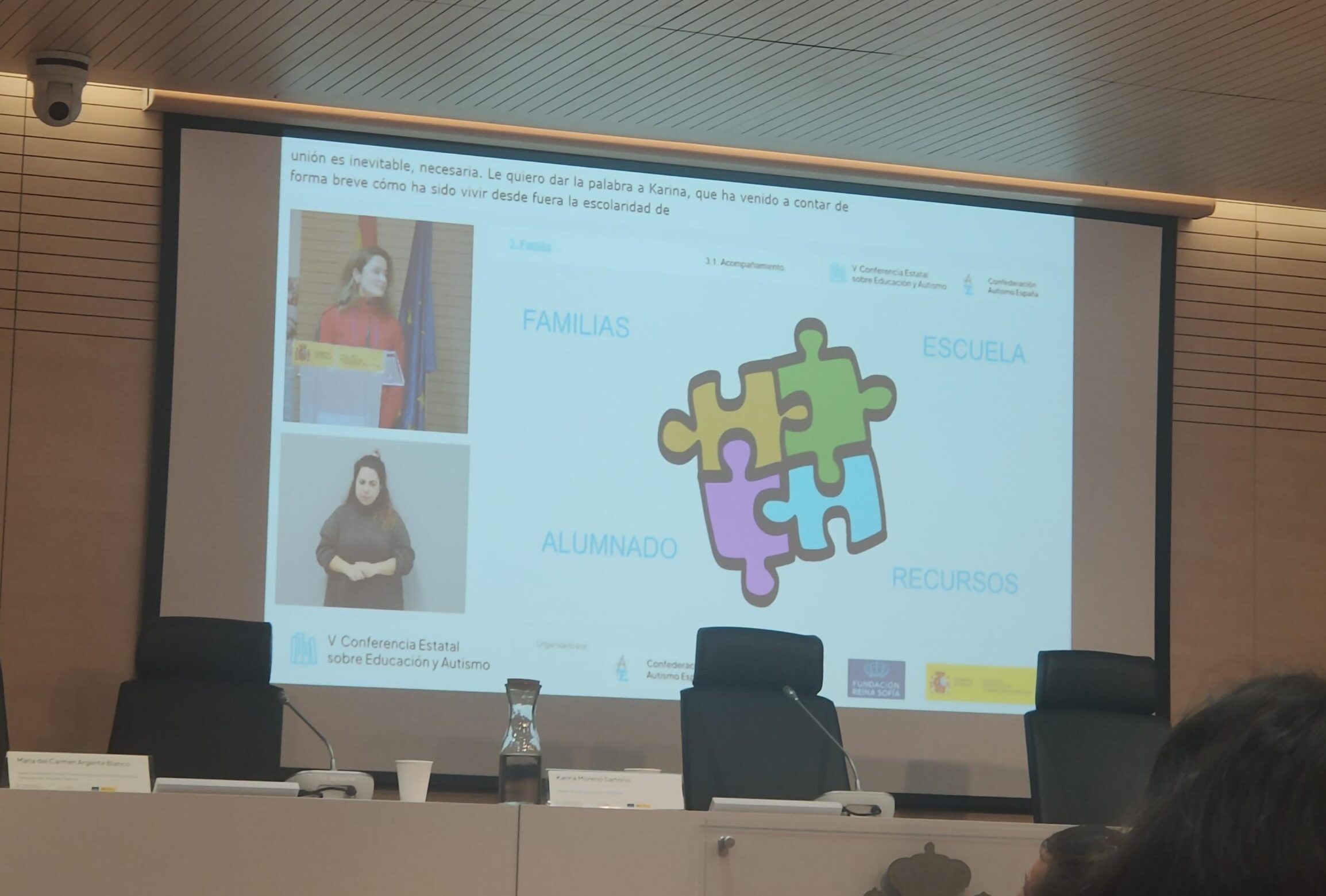 Foto de la ponencia donde se ve una diapositiva con piezas de puzle