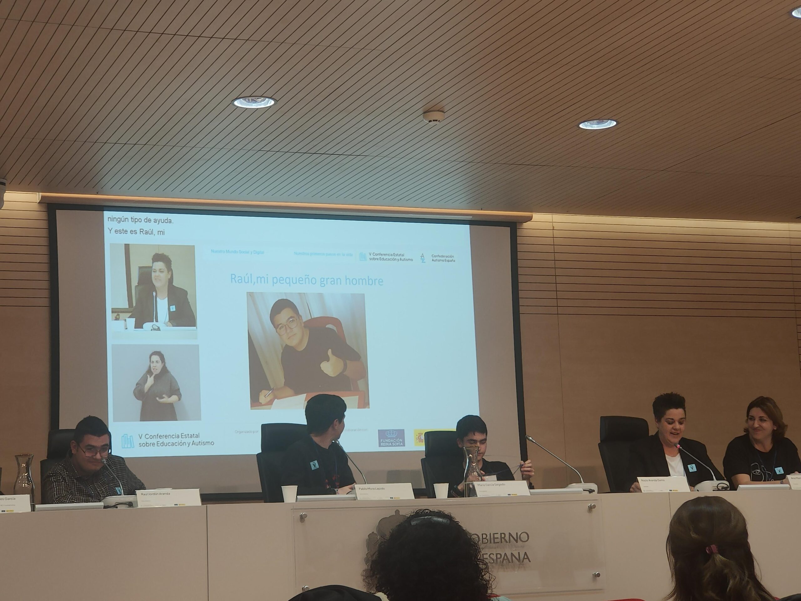 Foto de la ponencia donde se ve una foto de uno de los chicos con el título de: Raúl, mi pequeño gran hombre.