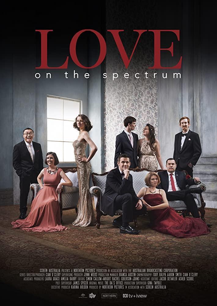 Portada de Amor en el Espectro, versión australiana. Se ve a les protagonistas vestides de gala en un salón elegante.