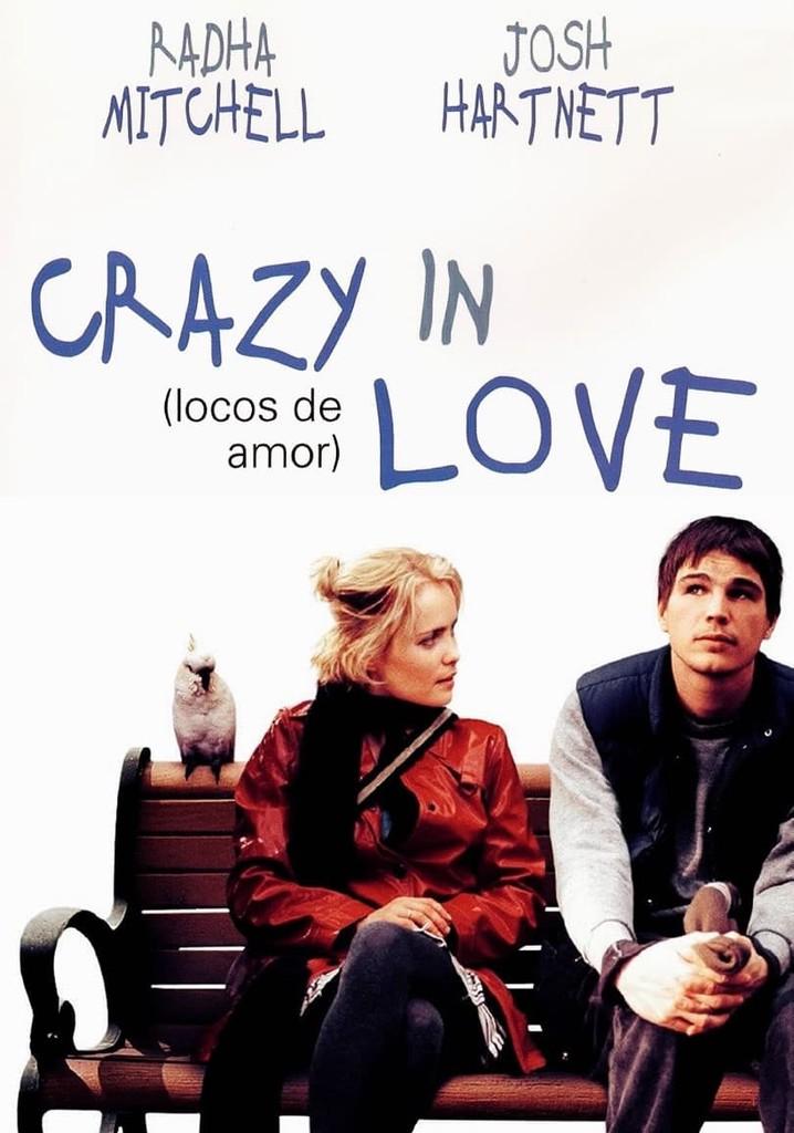 Portada de la película Locos de Amor, donde se ve a los dos protagonistas sentados en un banco con un pájaro al lado (una cacatúa o una ninfa)
